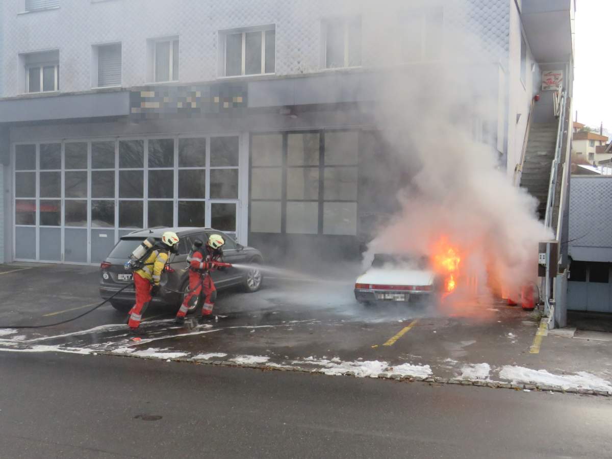 Glarus Auto nach Knall in Brand geraten