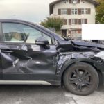 Unfälle Glarus: Traktor kracht in Personenwagen