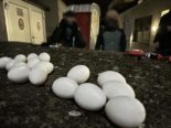 Schwyz: 70 Eier, 40 Böller und Spielzeugpistole bei Jugendlichen abgenommen