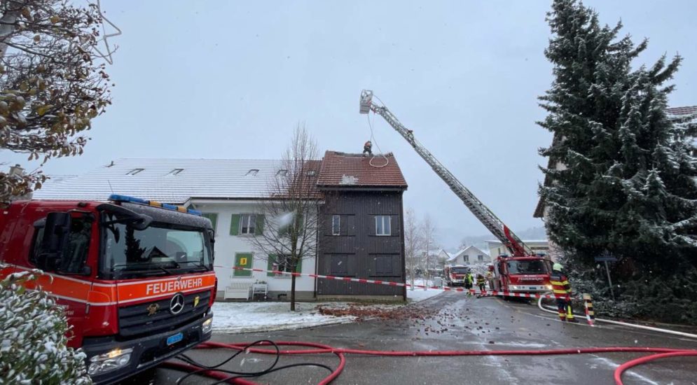 Wallbach AG: Brand in Dachstock eines Mehrfamilienhauses