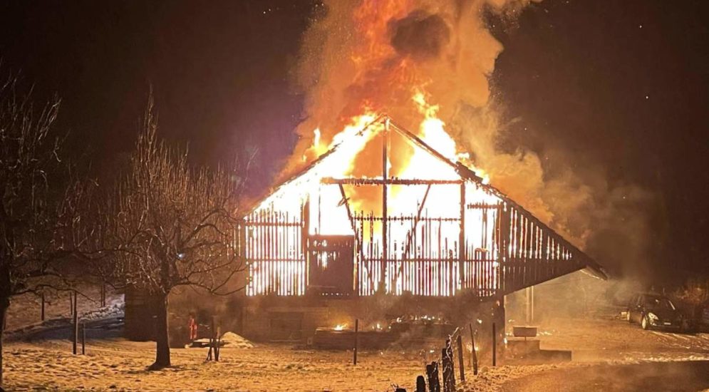 Wünnewil FR: Brand in Bauernhaus - Person sprang vom Dach
