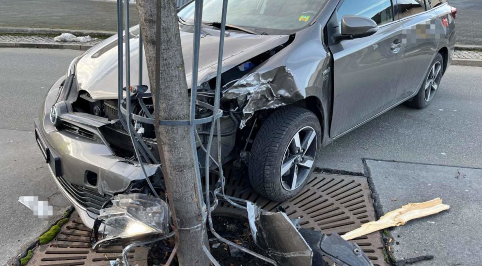 Buchs SG: Autolenkerin crasht bei Unfall frontal in Baum