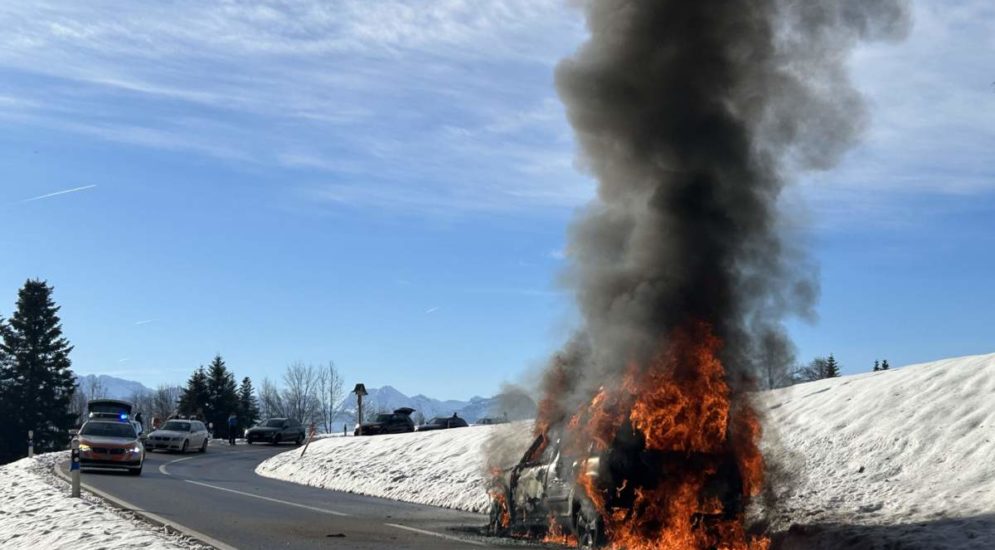 Goldingen SG: Fahrzeug in Brand geraten