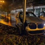 Kanton Zug: Auto mit Lichtmasten verkeilt