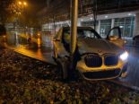 Kanton Zug: Auto mit Lichtmasten verkeilt