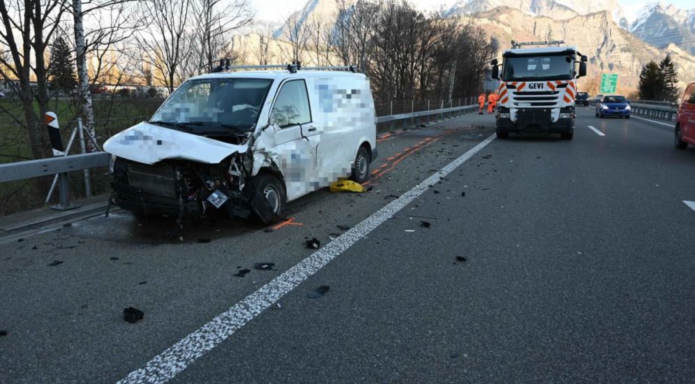 Mels SG: Lieferwagen kracht bei Unfall auf A3 in Prellbock-Anhänger