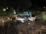 Schwerer Unfall Siebnen SZ: Lenker nach Baumschlag erheblich verletzt