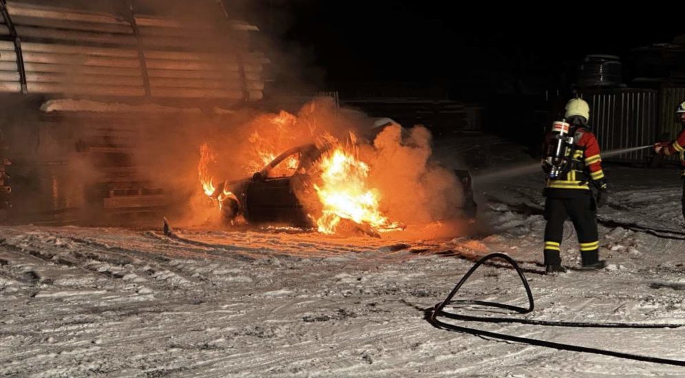 Autobrand in Tuggen SZ: Person nur noch tot geborgen