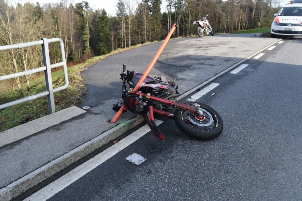 Herisau AR: Motorradlenkerin bei Selbstunfall verletzt