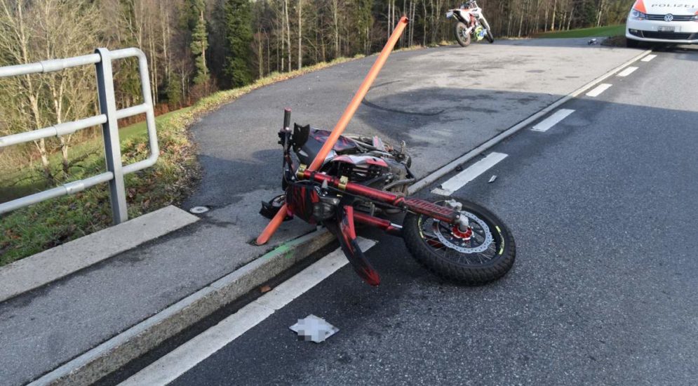 Herisau AR: Motorradlenkerin bei Selbstunfall verletzt