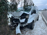 Hohentannen TG: Lieferwagenfahrer prallt bei Unfall in Baum