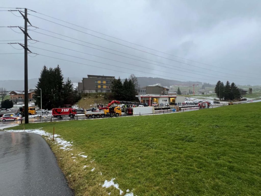 Appenzell AI: Unfall, Lastwagen rollt über Stützmauer