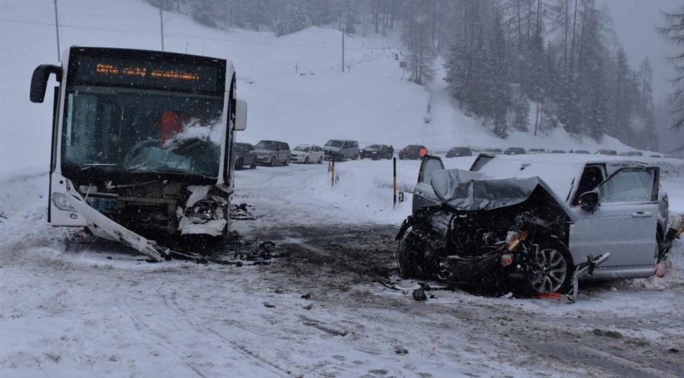 Unfall in Davos-Wolfgang GR: Frontalkollision zwischen PW und Linienbus - sechs Verletzte