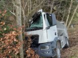 Wald AR: Milchlastwagen bei Unfall gegen Baum geprallt