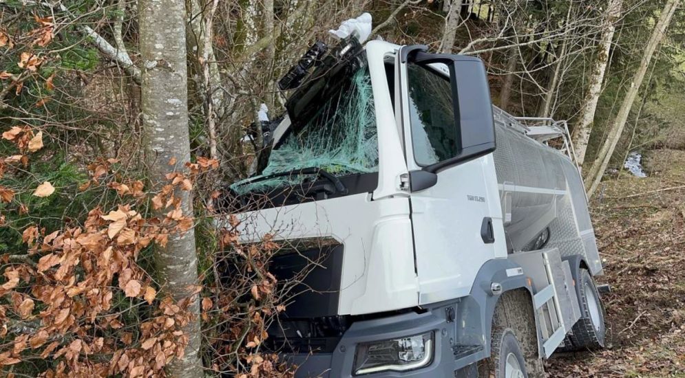 Wald AR: Milchlastwagen bei Unfall gegen Baum geprallt