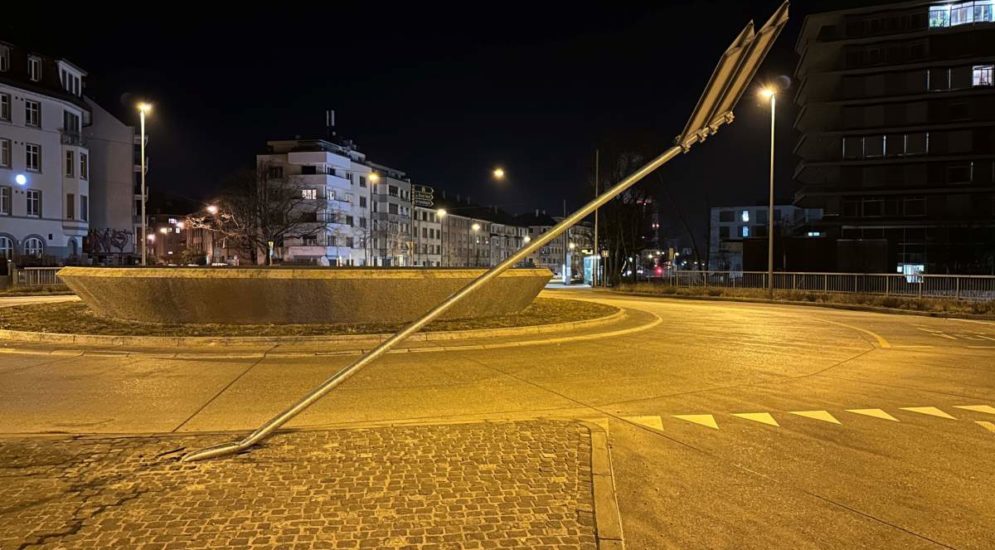 Basel-Stadt: Signalstange mit Fahrzeug beschädigt