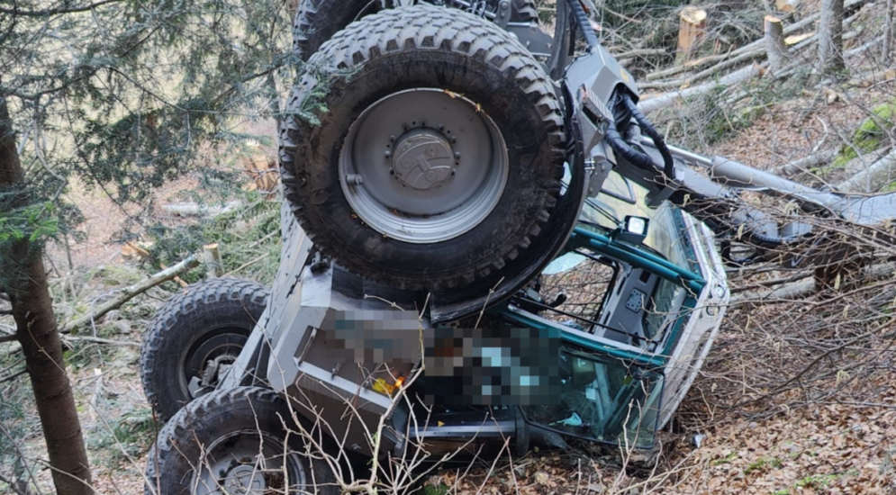 Bristen UR: Traktor kippt bei Unfall Hang hinunter