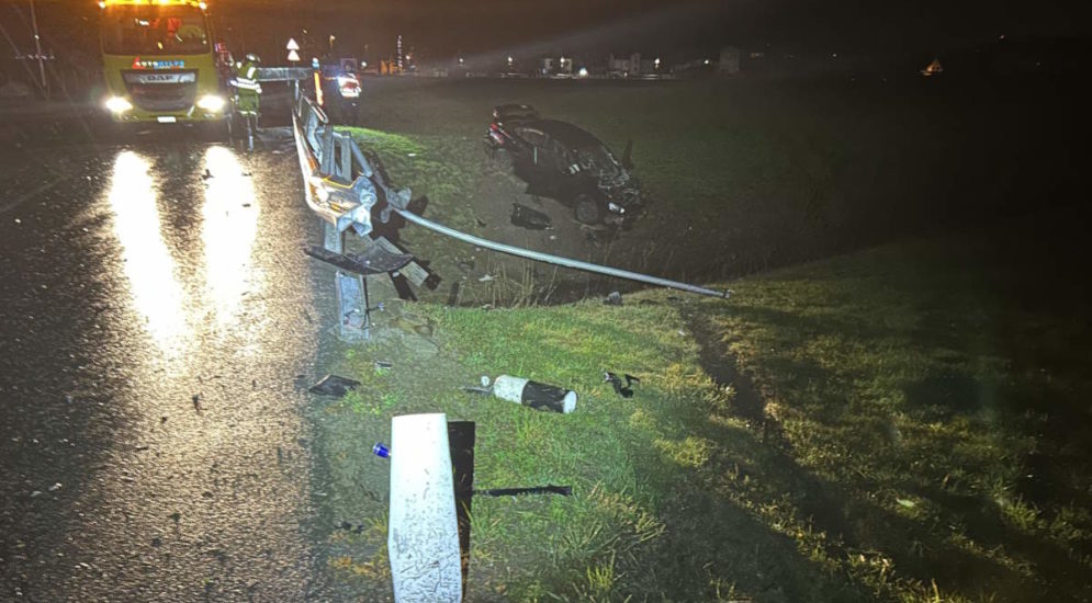 Kaltbrunn: Mit Auto über Bach geflogen - Fahrer (25) nach Unfall schwer verletzt