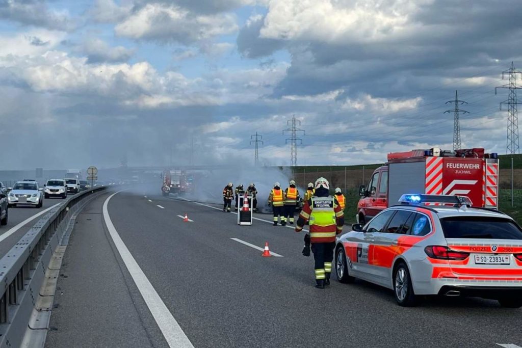 Oberbipp BE: Auto auf der A1 vollständig ausgebrannt