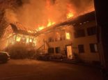 in Flammen stehendes Wohnhaus mit angrenzender Scheune