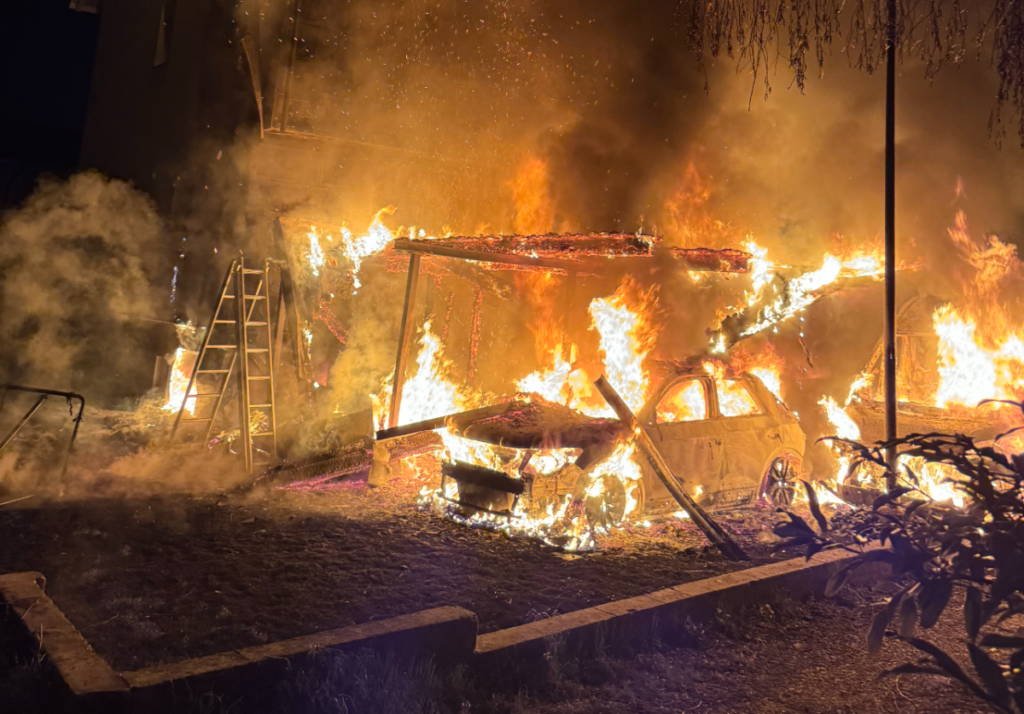 Lengnau BE: Haus, Unterstand und drei Autos bei Brand zerstört