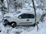Oberägeri ZG: Auto nach Unfall mittels Seilwinde geborgen