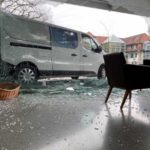 Cham ZG: Lieferwagen bei Unfall in Fensterfront geschoben