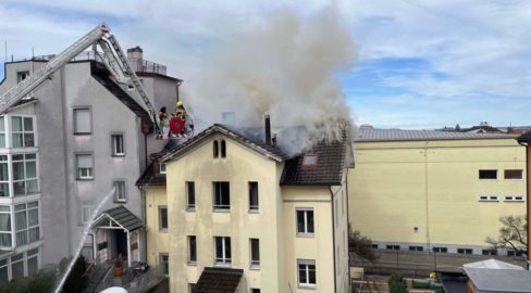 Rorschach SG: Feuer breitet sich auf angrenzendes Mehrfamilienhaus aus