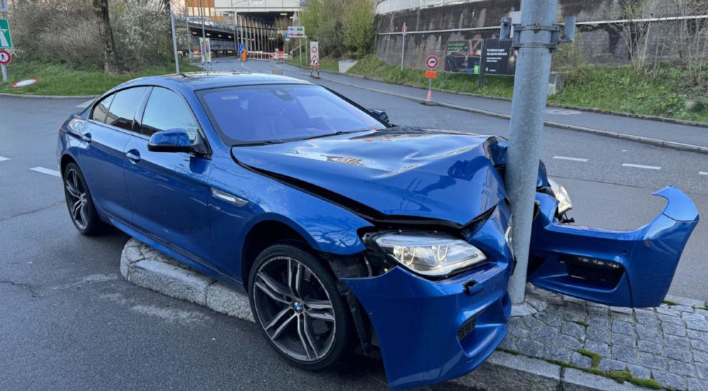 St. Gallen: Bei Unfall in Inselschutzpfosten und Kandelaber geprallt