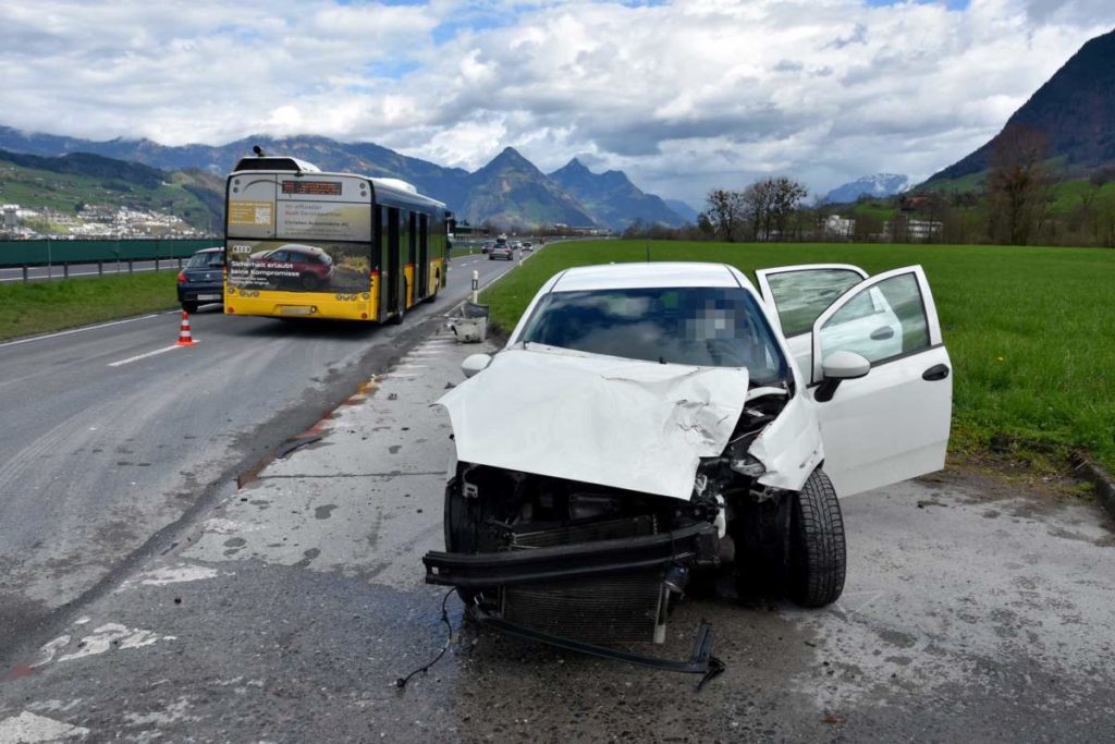 Buochs NW: Fünf Verletzte nach Unfall mit Postauto