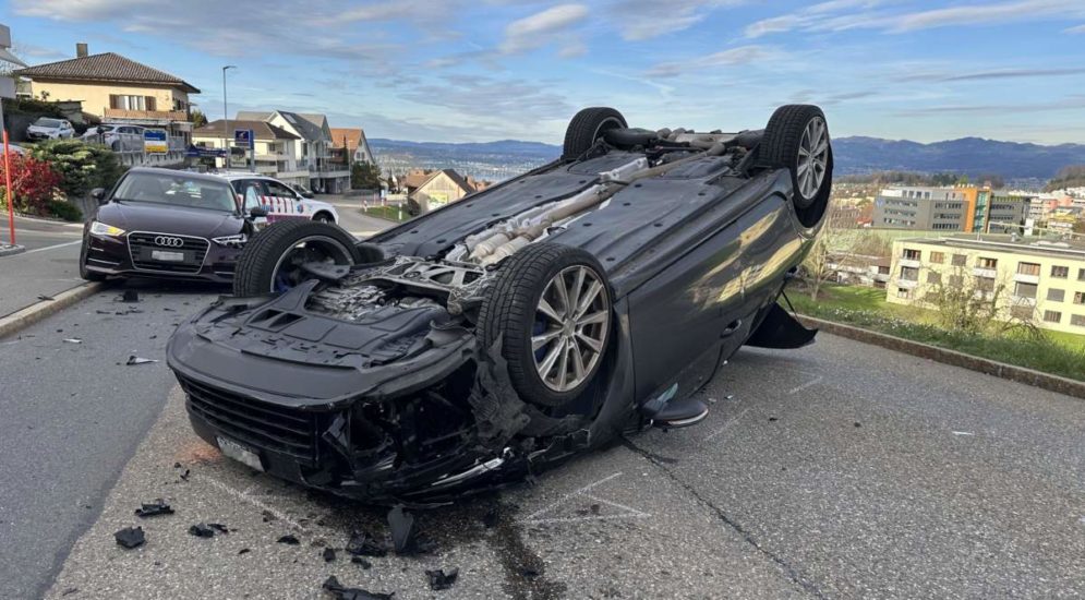 Wollerau SZ: Auto landet bei Unfall auf Dach