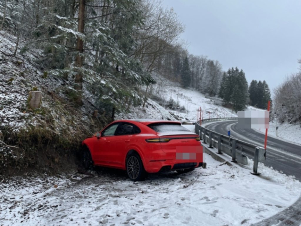 Seelisberg UR: Selbstunfall auf leicht schneebedeckter Fahrbahn