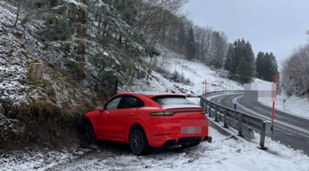 Seelisberg UR: Selbstunfall auf leicht schneebedeckter Fahrbahn