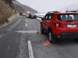 strassenübersicht nach unfall rotes unfallauto