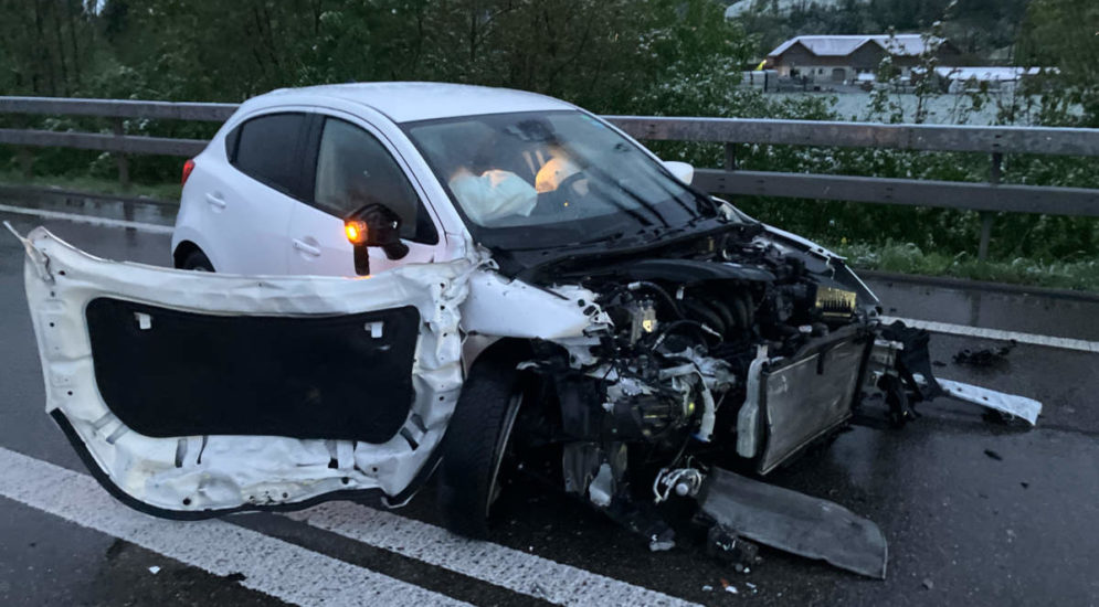 Niederurnen GL: Bei Unfall auf Autobahn in Leitplanke gerutscht