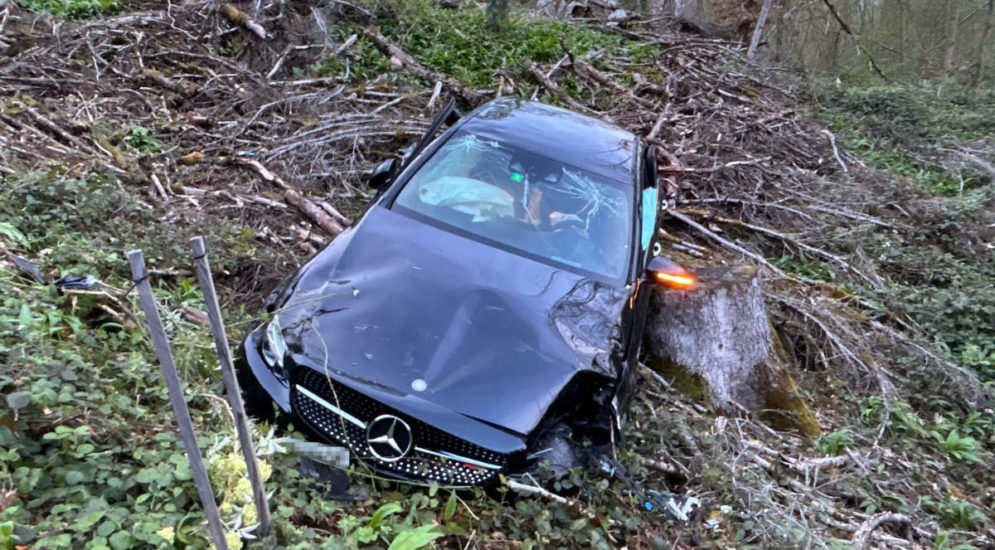 Spreitenbach AG: Mercedes nach Unfall Totalschaden - Lenker betrunken