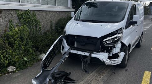 Romanshorn TG: Unfall zwischen Lieferwagen und Lastwagen