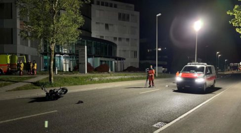 Polizist fotografiert verunfalltes Motorrad auf der Bernstrasse in Schlieren.