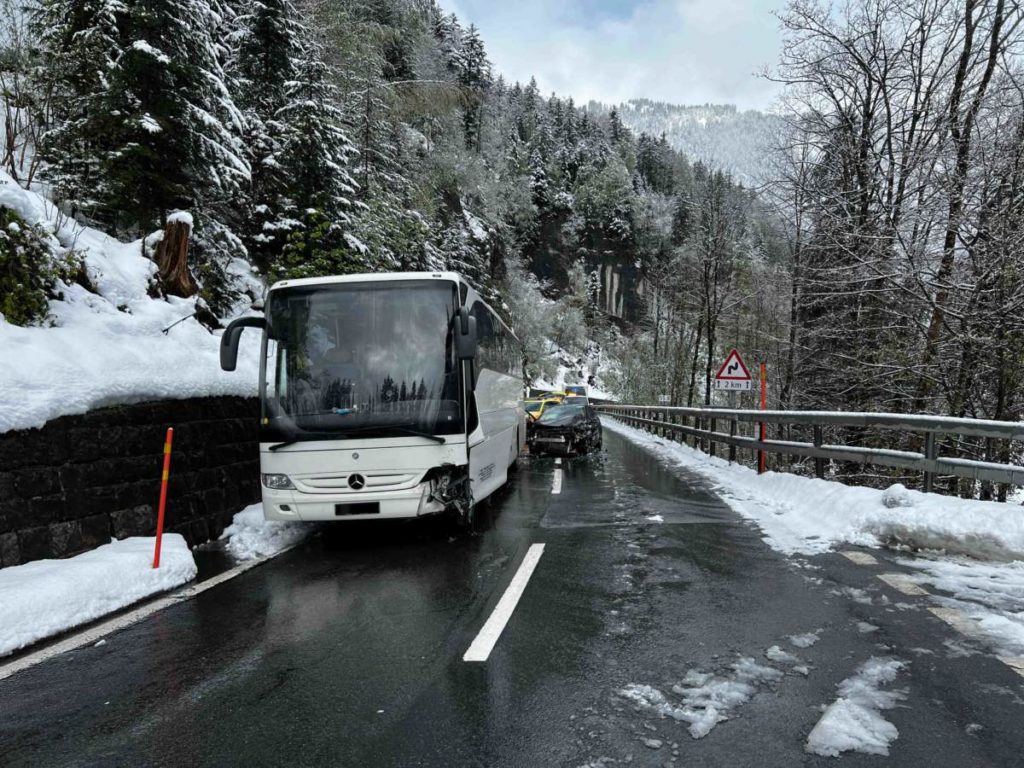 Sarnen OW: Unfall zwischen Reisecar und PW am Brünigpass
