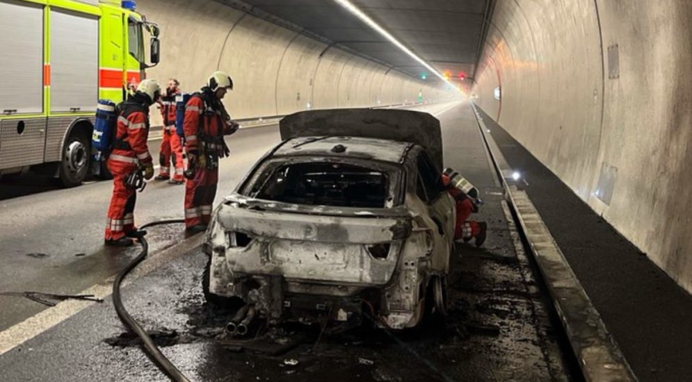 Zürich: A3 - Auto brennt im Uetlibergtunnel