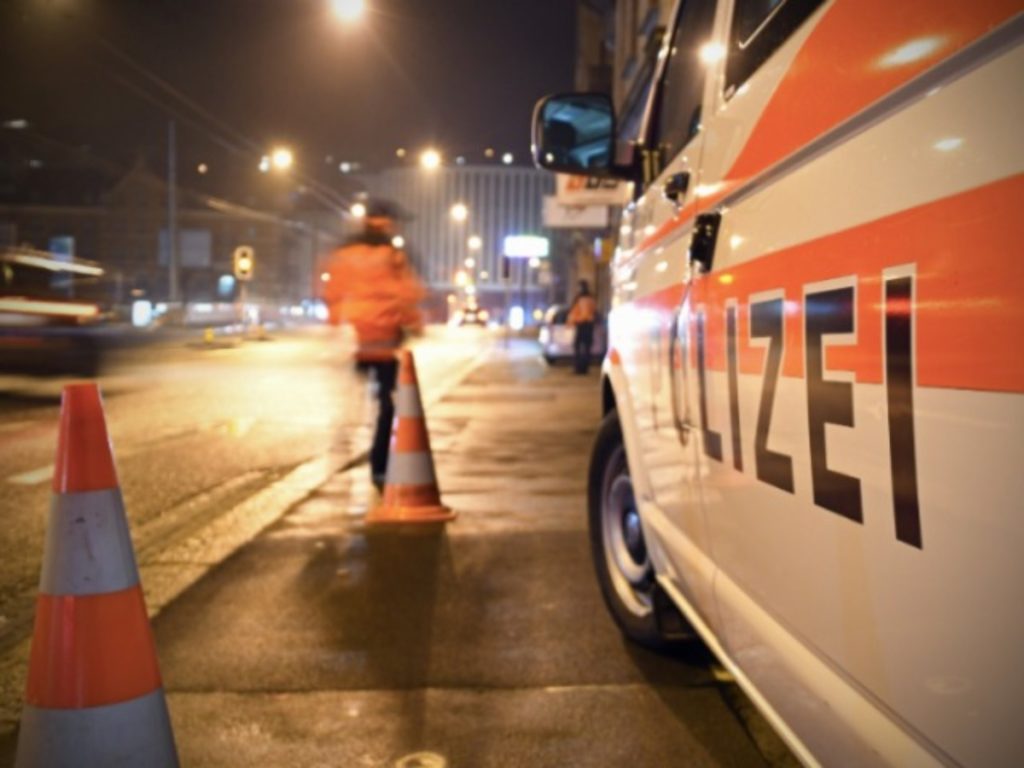 symbolbild kontrolle mit polizeiauto bei nacht