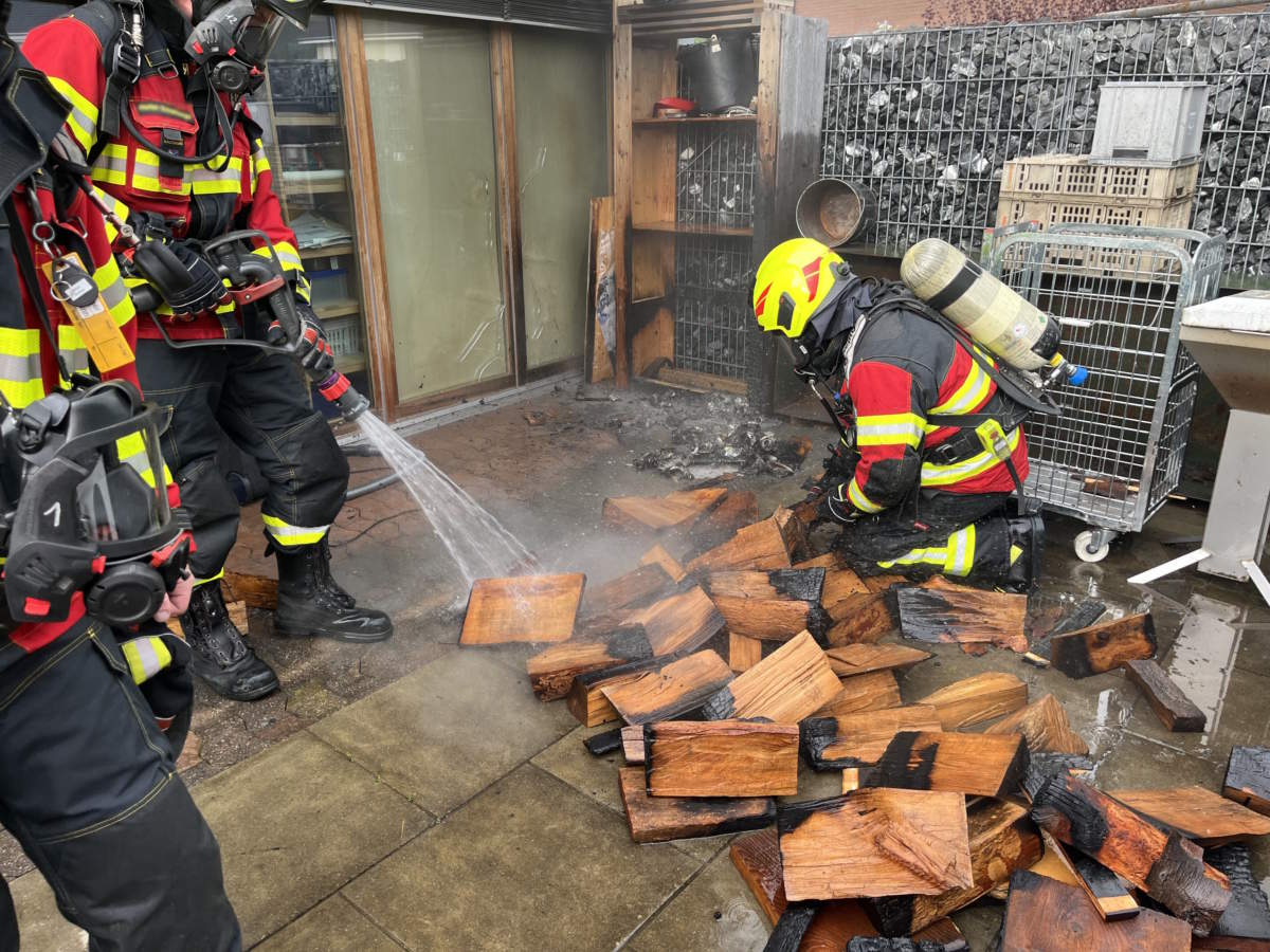 Kaltbrunn SG: Holzscheiterbeige und Kehrrichtsack in Brand