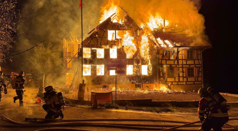 Baar ZG: Brand erfordert Grossaufgebot der Feuerwehr