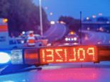 Symbolbild: Leuchtanzeige auf dem Dach eines Polizeiautos mit rot leuchtendem "Polizei"