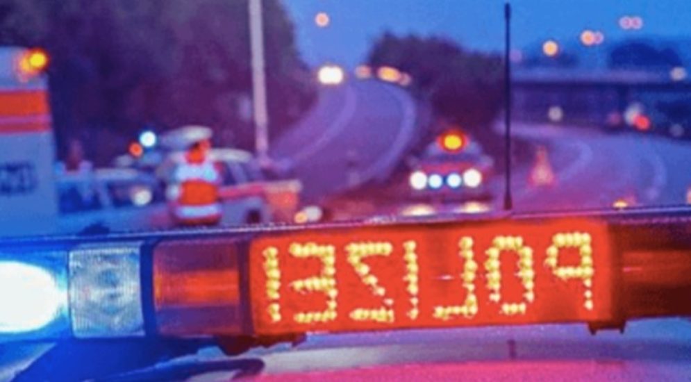 Symbolbild: Leuchtanzeige auf dem Dach eines Polizeiautos mit rot leuchtendem "Polizei"