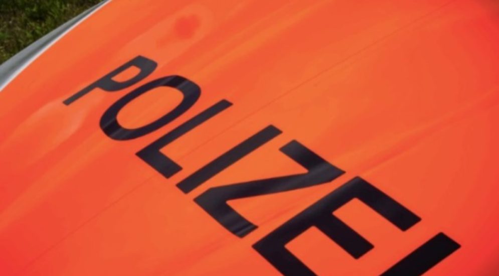 symbolbild polizeischriftzug auf orange