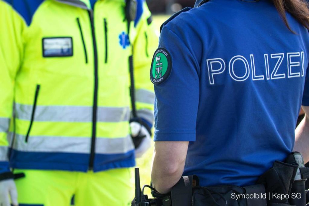 Symbolfoto: links eine Person in neongelber Rettungsdienstjacke, rechts eine Person in blauem Polizeihemd