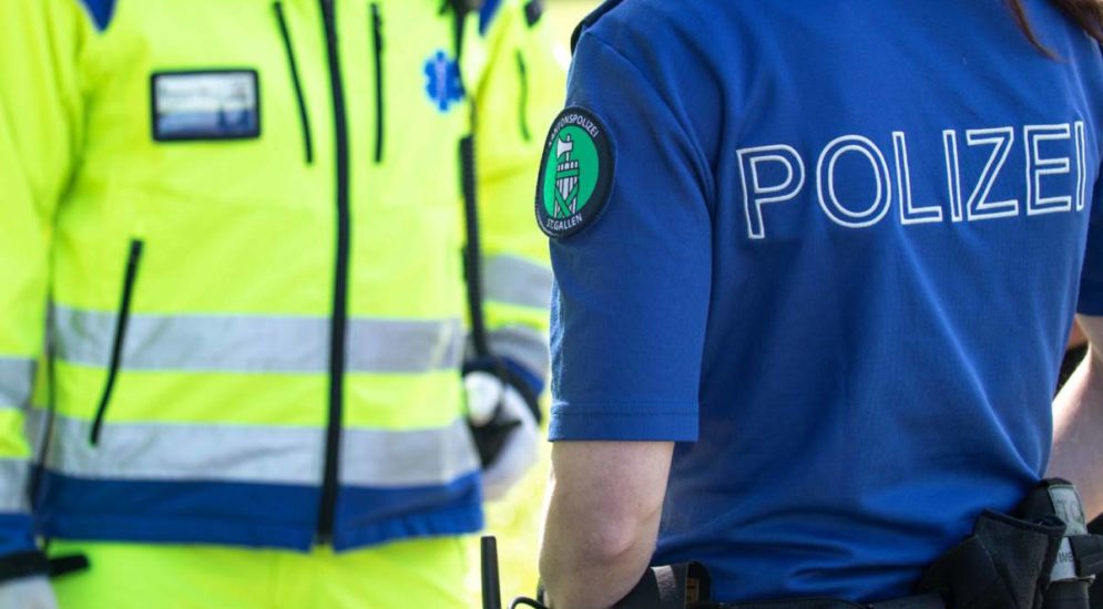 Symbolfoto: links eine Person in neongelber Rettungsdienstjacke, rechts eine Person in blauem Polizeihemd
