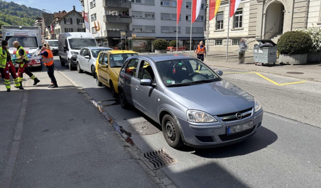 Siebnen SZ: Unfall mit vier Fahrzeugen und 2 Verletzten