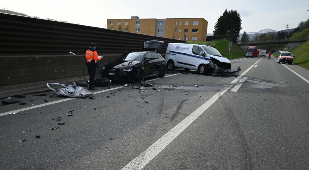 Wattwil SG: Frontal Unfall auf H16 mit drei Beteiligten